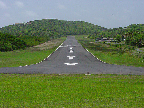 mustique airport